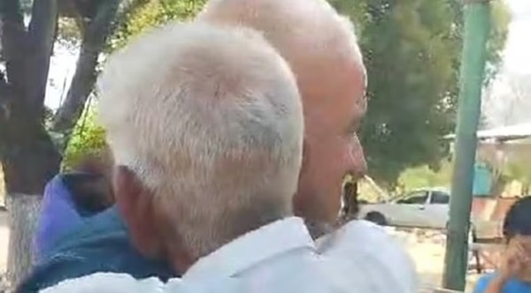 Cincuenta años después: dos hermanos se reencuentran en un emotivo abrazo
