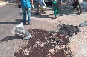 Municipalidad de Yaguarón bachea con sus recursos la Ruta PY01 ante inacción del MOPC - Nacionales - ABC Color