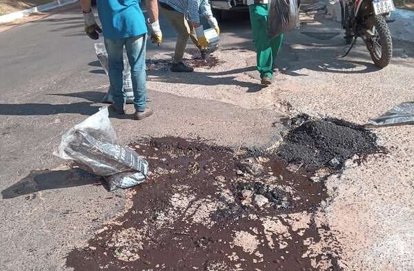 Municipalidad de Yaguarón bachea con sus recursos la Ruta PY01 ante inacción del MOPC - Nacionales - ABC Color