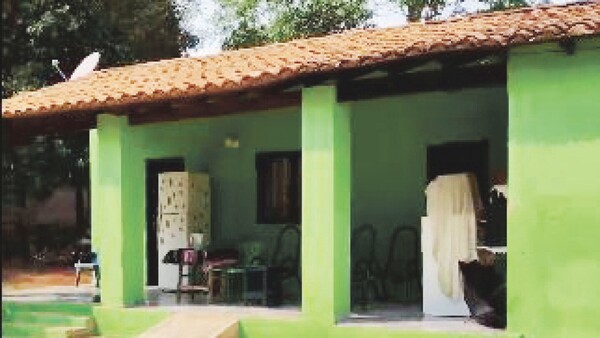 Construyó una casa para su padrastro