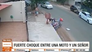 ¡Terrible! Motociclista atropelló a un peatón y murió