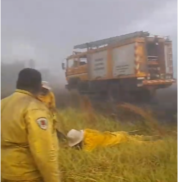 Bomberos se enfrentaron a una peligrosa tormenta de humo en Quiindy - 1000 Noticias