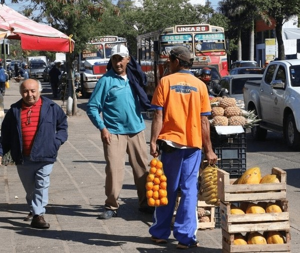 Dinatran pretende prohibir vendedores ambulantes en los ómnibus - trece
