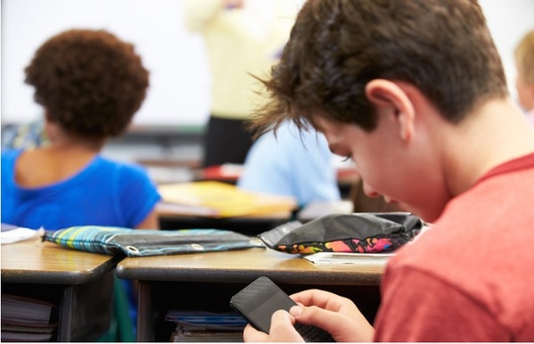 Estudiantes rechazan prohibición total de celulares en escuelas