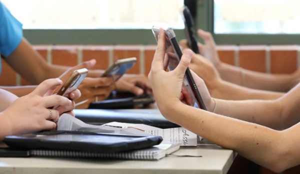 Fenaes en contra de la propuesta de prohibir celulares en las aulas - ADN Digital