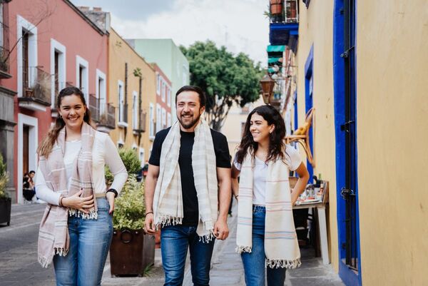 Dos hermanos del centro de M茅xico fabrican ropa con desechos de la industria textil