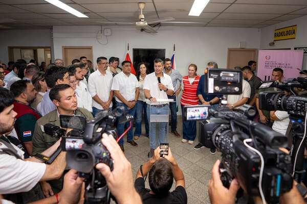 Video: escoltas del Santi Peña mudaron a pacientes para acto en hospital de Caacupé - Política - ABC Color