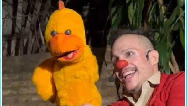 Un clown invita a los adultos a revivir la fantasía de la infancia con títeres