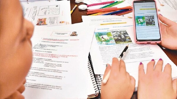 Estudiantes secundarios defienden el uso de celular en el aula