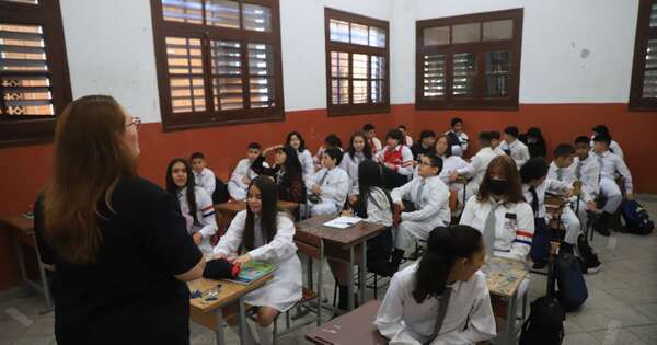La Nación / Fenaes se opone al proyecto de prohibir celulares en colegios