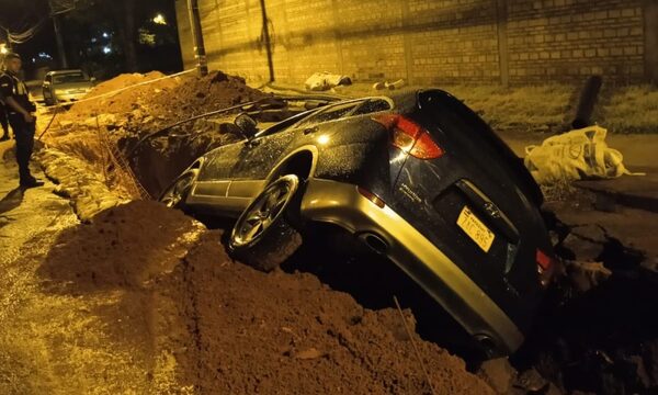Vehículo cae a zanja y es abandonado por su conductor – Diario TNPRESS
