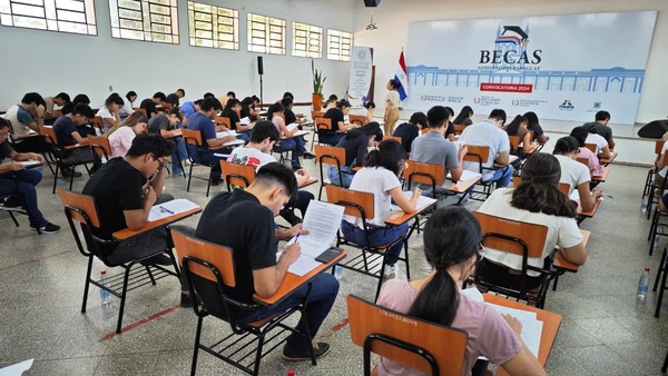 Récord de convocatoria: Casi 18.000 jóvenes rinden hoy prueba para acceder a becas del Gobierno