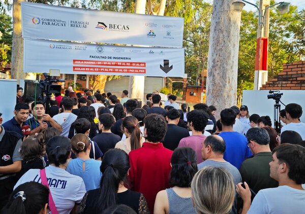 Casi 18.000 jóvenes rinden hoy en 16 sedes a nivel país para acceder a las becas del Gobierno • PARAGUAY TV
