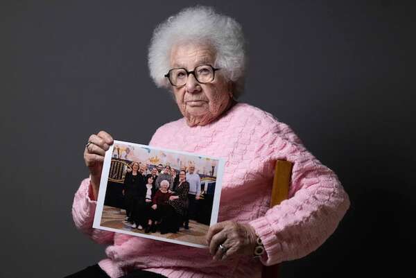 Con videos de supervivientes del Holocausto, jóvenes aprenden sobre Auschwitz en TikTok - Tecnología - ABC Color