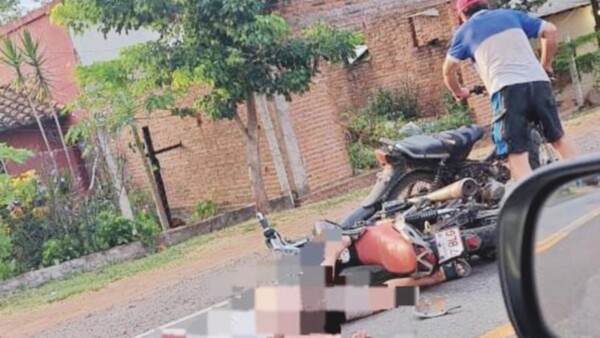 Hizo “pira kutu” manejando su motocicleta y chocó por un camión