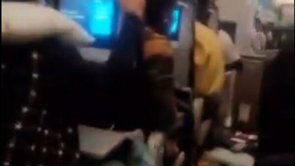Video: Terror en el aire y aterrizaje de emergencia de un avión de United Airlines en Nigeria
