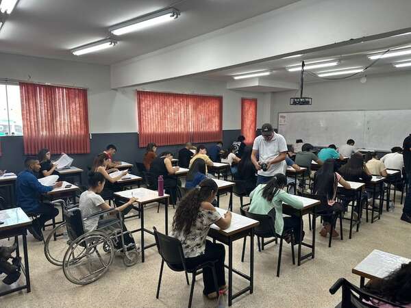 Más de 17.000 jóvenes rinden para las 5.000 becas del Gobierno - Nacionales - ABC Color