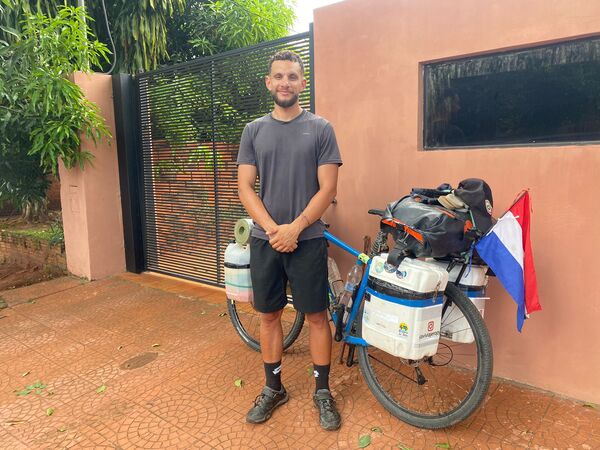 Dejó su profesión de ingeniero electromecánico para recorrer el mundo en bicicleta