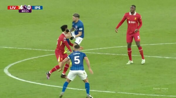 Versus / ¿Se salvó de la roja? La dura entrada de Julio Enciso en su debut en Ipswich Town