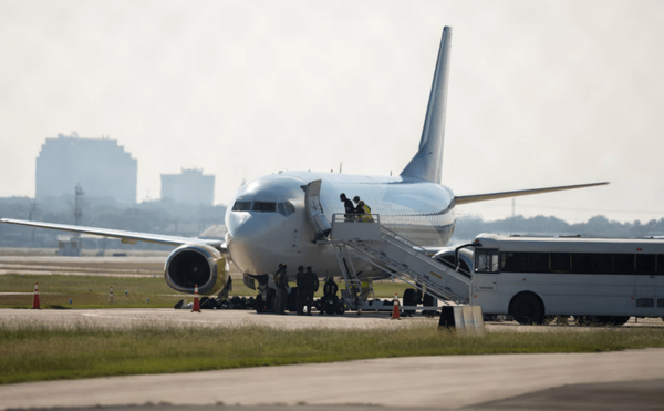México responde sobre avión de EE. UU. con migrantes: “Aceptaremos la llegada con los brazos abiertos”