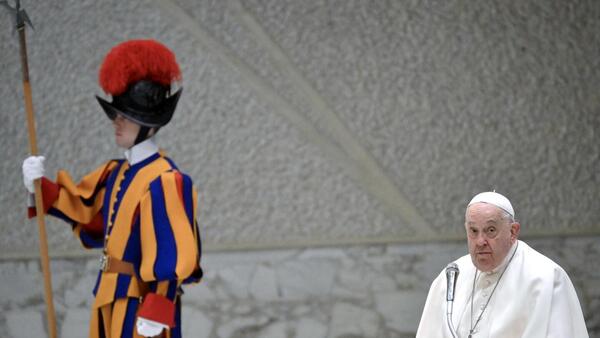 El papa Francisco pide combatir la "podredumbre cerebral" que causa el scrolling en redes sociales