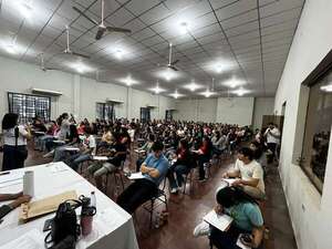 Jóvenes de Ñeembucú rinden examen para acceder a las becas del Gobierno Nacional - Nacionales - ABC Color
