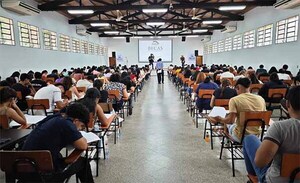 Miles de jóvenes esperanzados por las Becas del Gobierno acudieron a rendir hoy en 16 sedes a nivel país | DIARIO PRIMERA PLANA