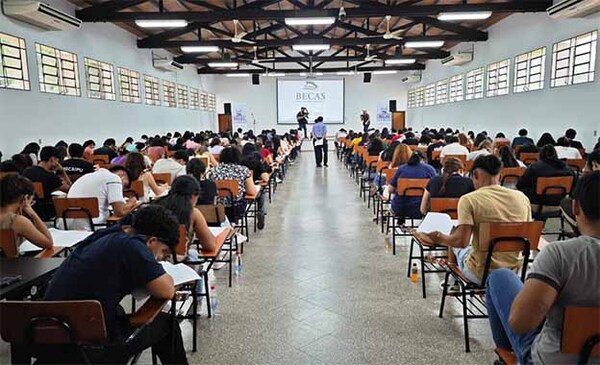 Miles de jóvenes esperanzados por las Becas del Gobierno acudieron a rendir hoy en 16 sedes a nivel país | DIARIO PRIMERA PLANA
