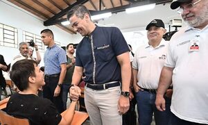 Santiago Peña alienta a los 17.000 jóvenes postulantes de las becas del Gobierno