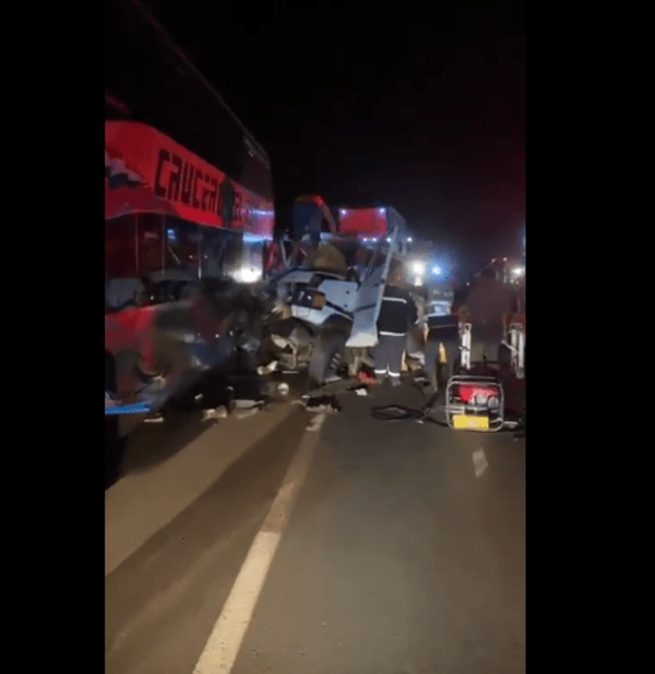 Tremendo choque entre colectivo y camión deja dos heridos en Caaguazú