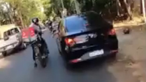 Motorizado de delivery y automovilista protagonizan viral discusión - SNT