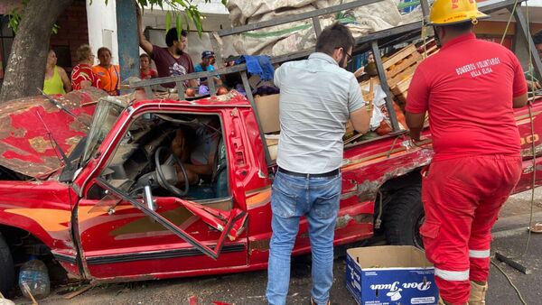 Zona Mercado de Abasto: Camioneta chocó contra un árbol y acompañante quedó atrapado
