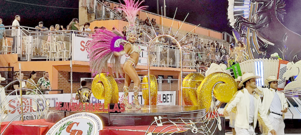 Brillo y color en Carnaval Encarnaceno