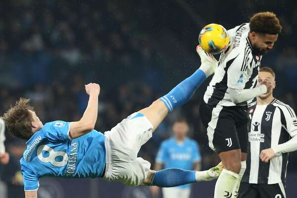 Napoli supera a Juventus y se afirma en la cima de la Serie A - Fútbol Internacional - ABC Color