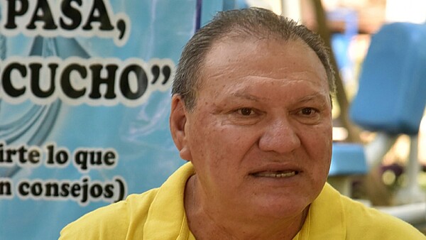 Carlos perdió a su hija y hoy recorre plazas escuchando a la gente que busca desahogarse