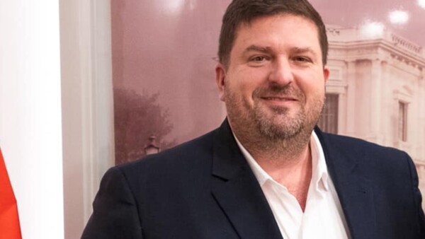 Kemper se colgó de los votos de Kattya para luego aliarse a HC