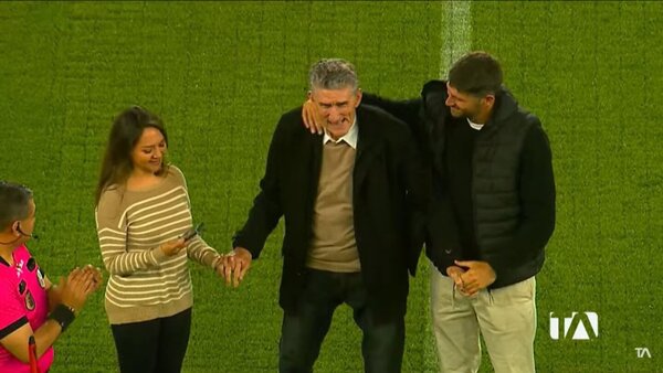 Edgardo Bauza recibe un emotivo homenaje en la noche blanca