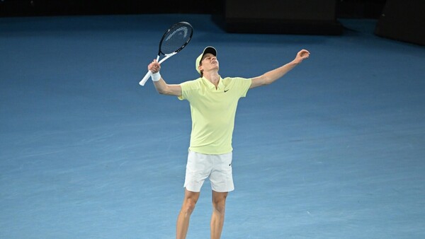 Jannik Sinner barre a Zverev y reina en el Abierto de Australia