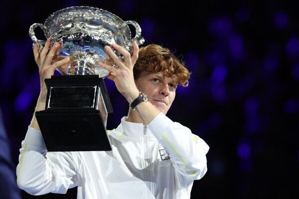 Versus / Sinner retiene su corona en Abierto de Australia y mantiene su dominio en el tenis actual