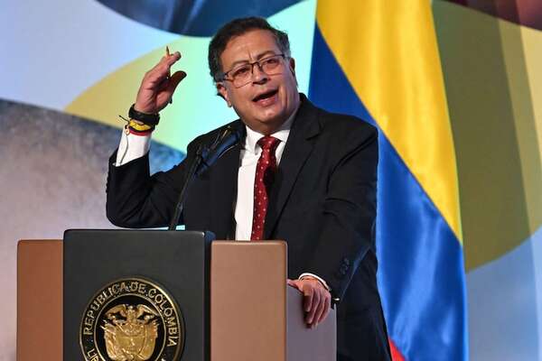 Presidente de Colombia desautoriza entrada de aviones EE.UU. con deportados sin trato digno - Mundo - ABC Color