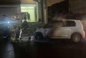 Incendian un vehículo estacionado frente a un edificio - ABC en el Este - ABC Color