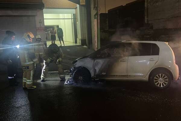 Incendian un vehículo estacionado frente a un edificio - ABC en el Este - ABC Color