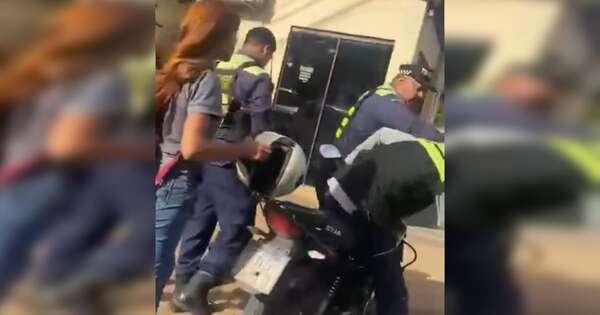 Diario HOY | Iracundo PMT agredió a motociclista en Ñemby: víctima denuncia pedido de coima