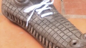 Zapatos en forma de yacaré son furor en Itá
