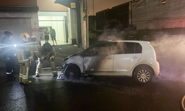 Mujer desconocida habría incendiado auto de brasileña