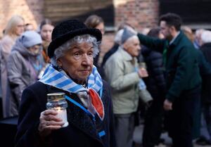 Supervivientes inician con velas y flores la 80ª conmemoración de Liberación de Auschwitz - Mundo - ABC Color