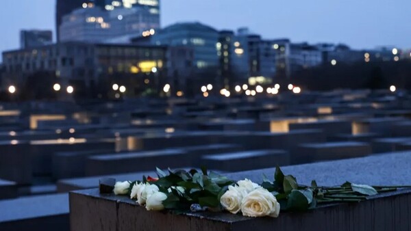Supervivientes inician con velas y flores la 80ª conmemoración de Liberación de Auschwitz
