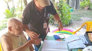 Adultos Mayores reciben las tarjetas de débito en sus domicilios