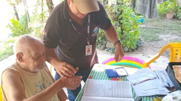 Adultos Mayores reciben las tarjetas de débito en sus domicilios