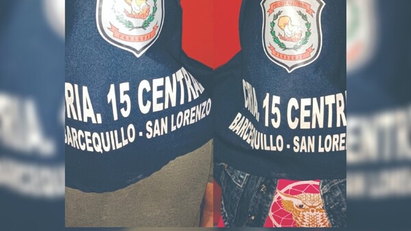 Pillaron a parejita haciendo el ku otro en parada de bus